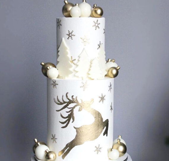 Торт новогодний с шарами и оленем