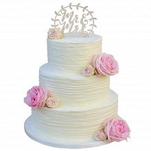 Свадебный торт с живыми розами и топпером