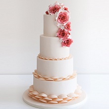 Торт свадебный с красно-белыми розами
