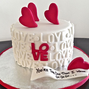 Торт LOVE на День Святого Валентина