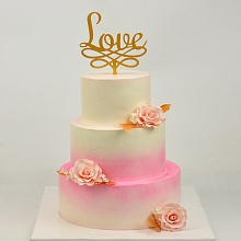 Нежный свадебный торт с топпером Love и розами
