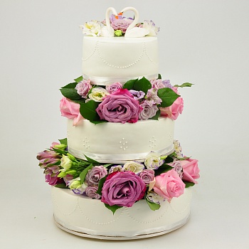  Свадебный торт с живыми цветами и лебедями