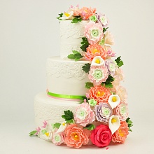 Свадебный торт с каскадными цветами