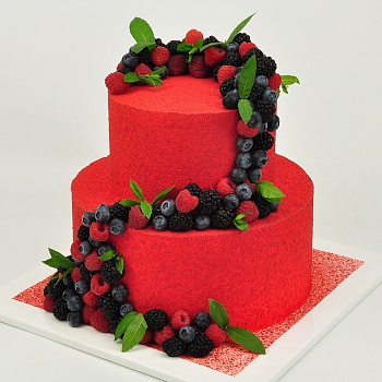  Велюровый свадебный торт с ягодами