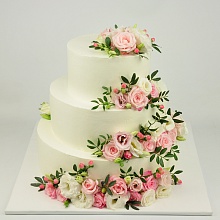 Трехъярусный торт с цветами 013