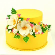 Торт желтый с цветами