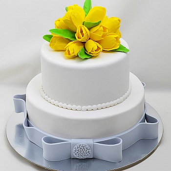  Свадебный торт с желтыми тюльпанами