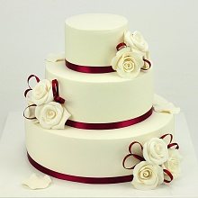 Свадебный торт с розами и бордовой лентой