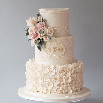  Свадебный торт с инициалами и букетом роз