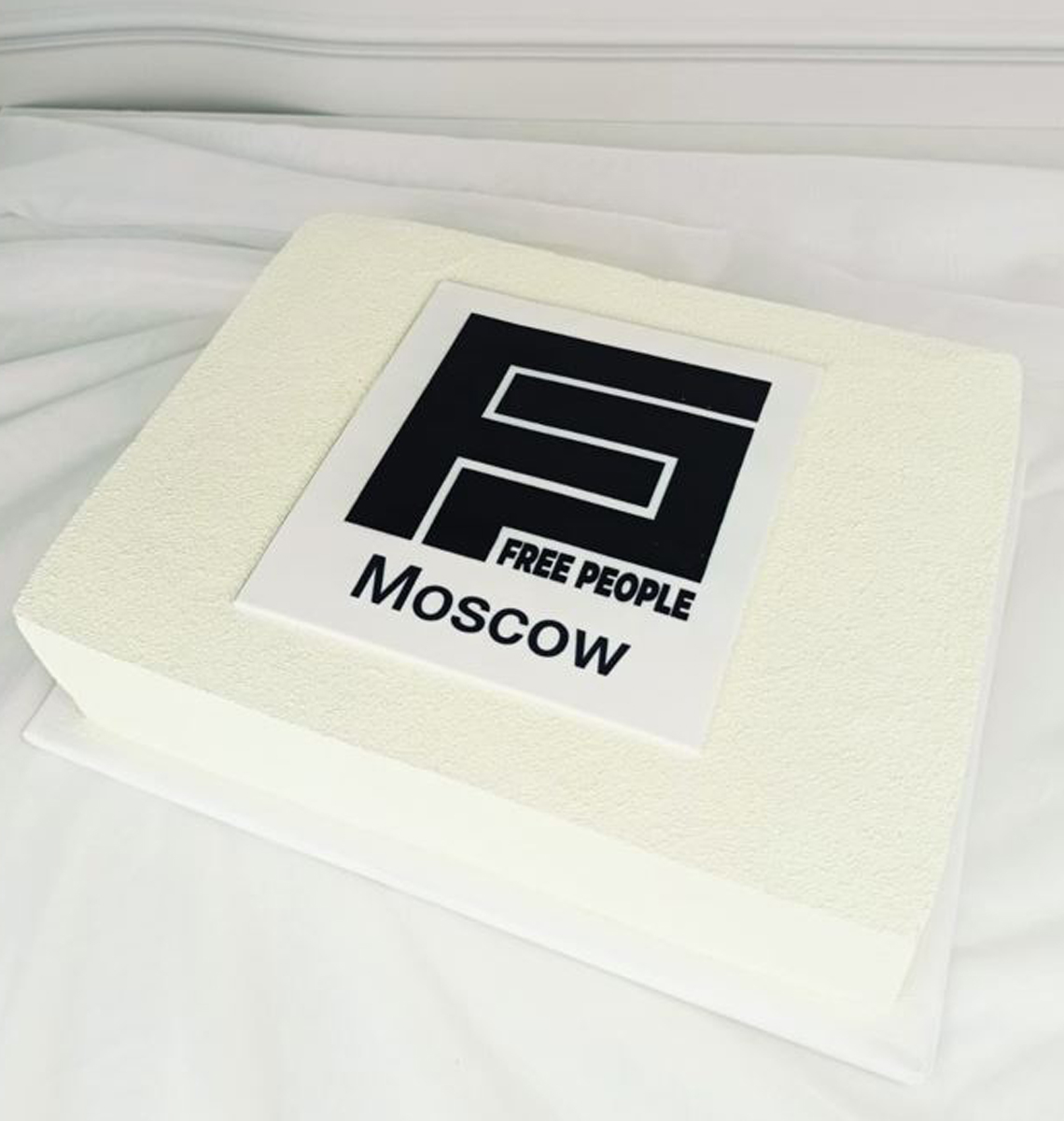 Торт корпоративный велюр с лого