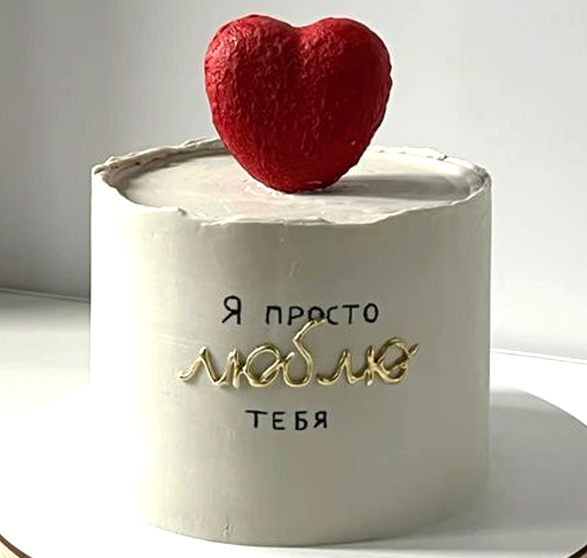 Торт с красным сердцем